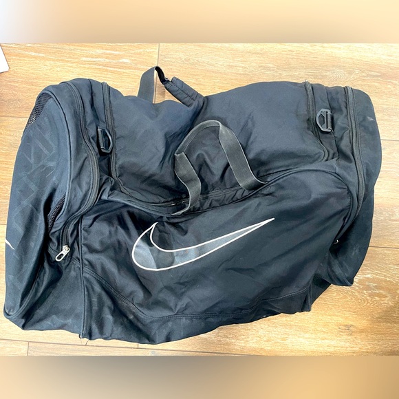 Nike Extra Large Duffle Bag - Picture 1 of 14